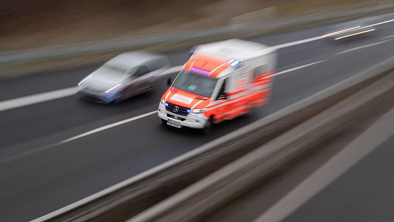 Ein Rettungswagen fährt über eine Autobahn.