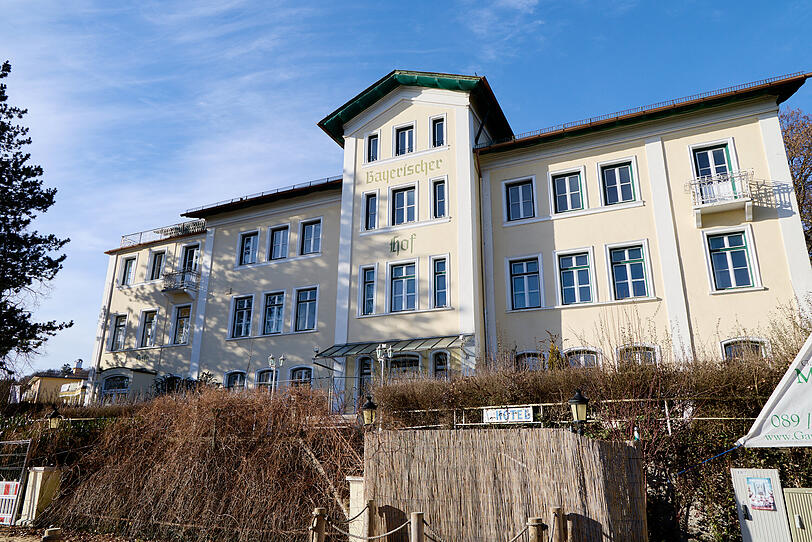 In der Denkmalliste wird der Bayerische Hof als "stattlicher dreigeschossiger Satteldachbau mit Mittelrisalit" gef&uuml;hrt und das in "st&auml;dtebaulich wichtiger Lage".