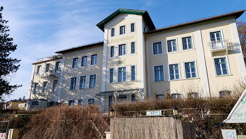 In der Denkmalliste wird der Bayerische Hof als "stattlicher dreigeschossiger Satteldachbau mit Mittelrisalit" gef&uuml;hrt und das in "st&auml;dtebaulich wichtiger Lage".