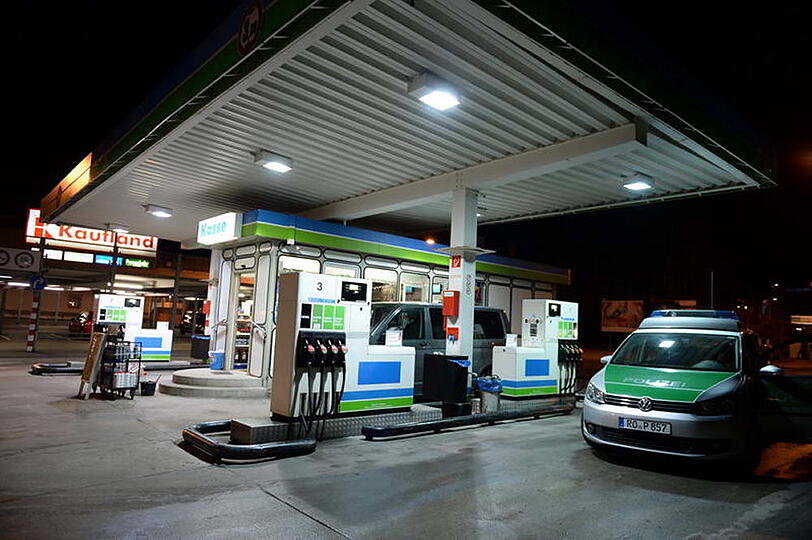 Als der Vater in die Tankstelle ging um zu bezahlen, verließ die Zwölfjährige das Auto. (Archivbild)