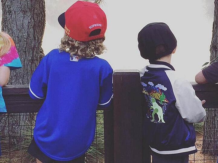Harlow und Sparrow sind mit Vater Joel Madden im Zoo unterwegs