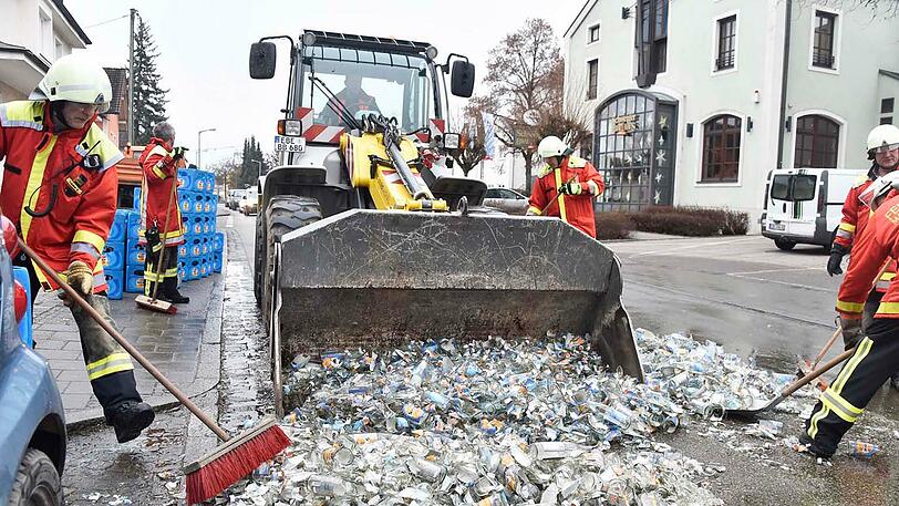 Die Einsatzkräfte der Feuerwehr waren rund eineinhalb Stunden mit Aufräumarbeiten beschäftigt. Der Lkw verlor rund 130 Kästen mit insgesamt 2600 Spezi-Flaschen.