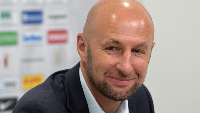 Präsident Klaus Hofmann sitzt bei einer Pressekonferenz des FC Augsburg. Foto: Stefan Puchner/Archivbild Präsident Klaus Hofmann sitzt bei einer Pressekonferenz des FC Augsburg. Foto: Stefan Puchner/Archivbild
