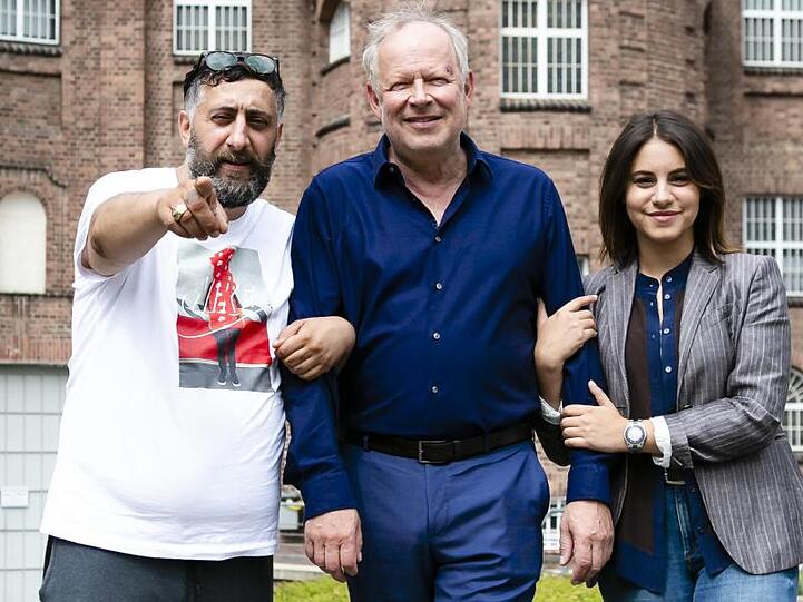 Kida Ramadan (l), Axel Milberg und Almila Bagriacik bei den Dreharbeiten zu "Tatort: Borowski und der Fluch der weißen Möwe".