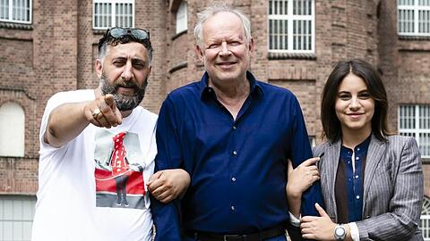 Kida Ramadan (l), Axel Milberg und Almila Bagriacik bei den Dreharbeiten zu "Tatort: Borowski und der Fluch der weißen Möwe".