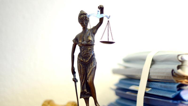 Die Justitia steht neben Akten und einem Holzhammer. Foto: Volker Hartmann/dpa/Archivbild Die Justitia steht neben Akten und einem Holzhammer. Foto: Volker Hartmann/dpa/Archivbild