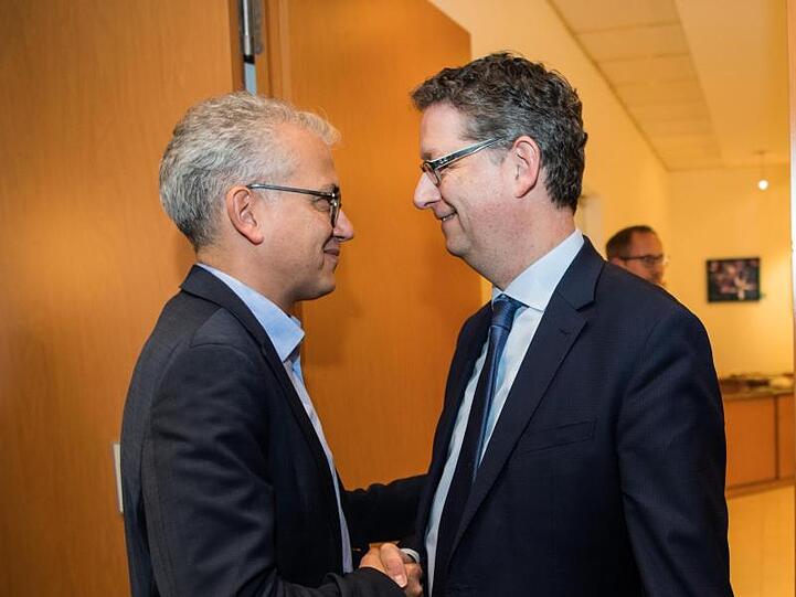 Künftige Koalitionäre? Tarek Al-Wazir (l., Grüne), hessischer Wirtschaftsminister, und SPD-Landeschef Thorsten Schäfer-Gümbel im Gespräch.