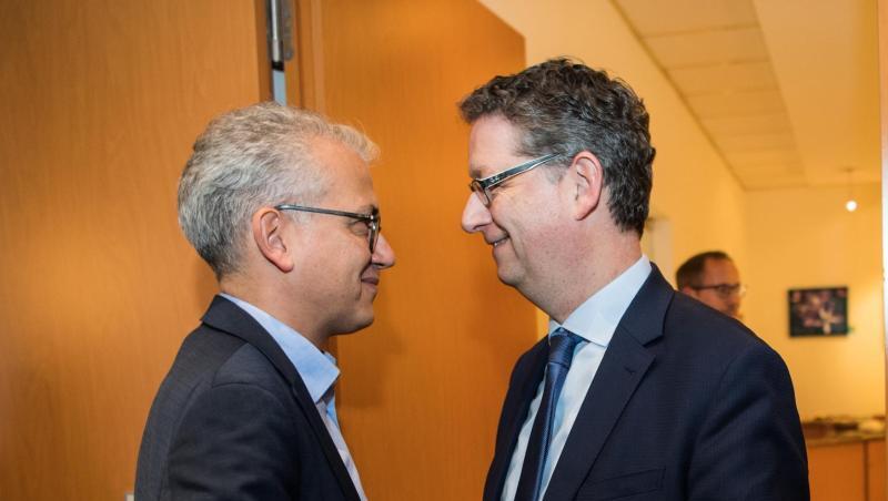 Künftige Koalitionäre? Tarek Al-Wazir (l., Grüne), hessischer Wirtschaftsminister, und SPD-Landeschef Thorsten Schäfer-Gümbel im Gespräch. Künftige Koalitionäre? Tarek Al-Wazir (l., Grüne), hessischer Wirtschaftsminister, und SPD-Landeschef Thorsten Schäfer-Gümbel im Gespräch.