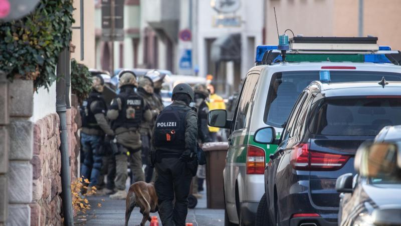 Polizisten stehen am Rand eines Gebäudes, in dem sich ein bewaffneter Mann verschanzt hat. Polizisten stehen am Rand eines Gebäudes, in dem sich ein bewaffneter Mann verschanzt hat.