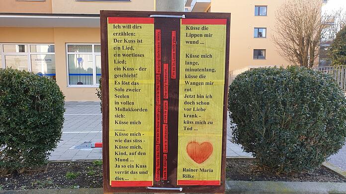 Derselbe Plakatständer, wechselnde Gedichte: Seit etwas mehr als einem Jahr verzückt ein unbekannter Lyrikkenner das Klötzlmüllerviertel mit Poesie von Rilke, Lasker-Schüler und weiteren Meistern der schönen Sprache.