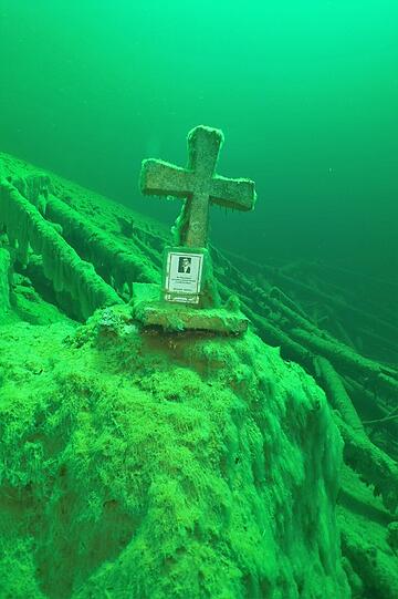 Wie bei einem Marterl an Land ist auch hier ein Bild mit Gedenktext an dem Kreuz angebracht.