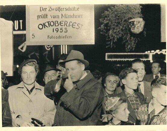 Der Papa schießt und trifft, die Mama lächelt, der Automat fotografiert – nur Töchterchen Eleonore (10) findet’s anderswo gerade sehr viel interessanter.

"Wir durften auch mit den Eltern oft aufs Oktoberfest und die Schießkünste vom Vati bewundern, der mir immer die schönen Plastikrosen schenkte. Mit meinem Bruder und der großen Schar Nachbarskinder waren wir bis zum späten Abend ständig in der Gegend unterwegs – Ball spielen, kraxeln, Pfeil- und Bogenschießen, Völkerball und so weiter", schreibt AZ-Leserin Eleonore Kohlmann.
