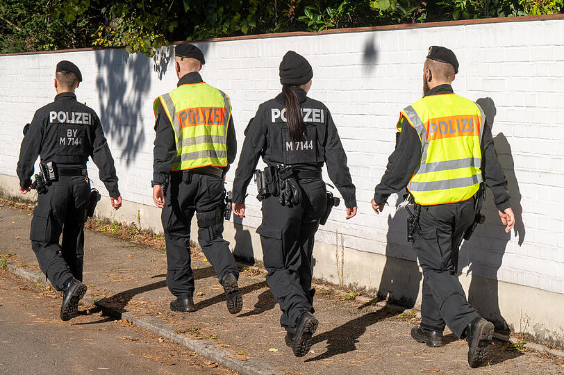 Polizisten in der Nähe des Tatorts in Bogenhausen: Dort wurde in der Nacht die Leiche einer 14-Jährigen gefunden.