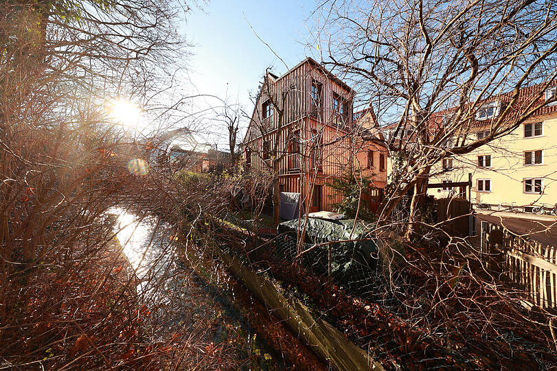 Am Auer Mühlbach in der Franz-Prüller-Straße: Ein bisserl was von Venedig hat das Ganze schon, oder?