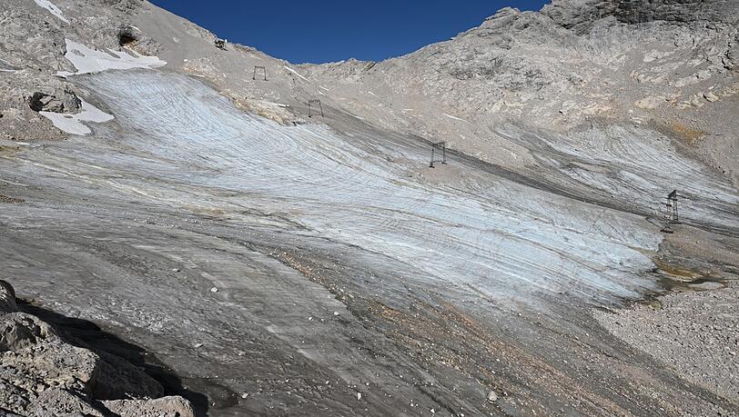 Am Nördlichen Schneeferner lag bis in den Juli Altschnee und ließ den Gletscher größer aussehen. (Archivbild)