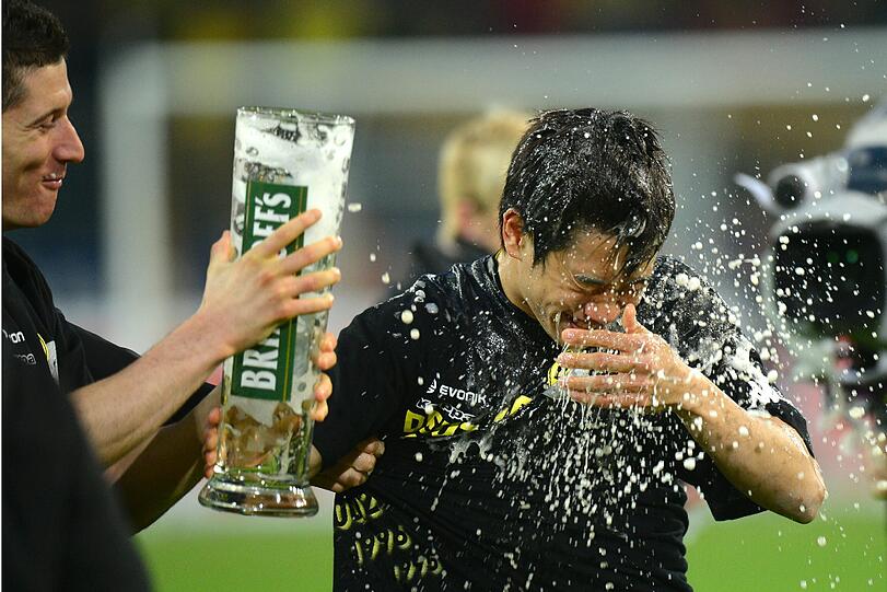 Spielerfrauen stürmen den Rasen, Klopp knutscht alle: Die Dortmunder lassen's krachen. Die Bilder von der BVB-Party