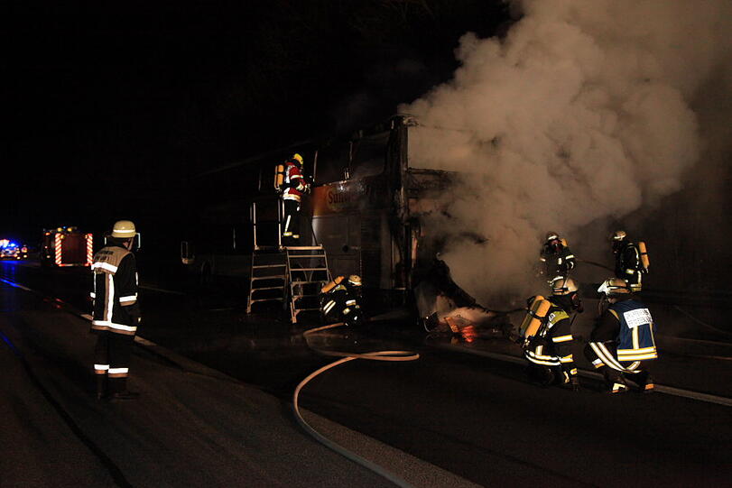 Ein Reisebus aus den Niederlanden steht auf der A8 in Richtung München in Flammen. Die Bilder vom Feuerwehreinsatz.