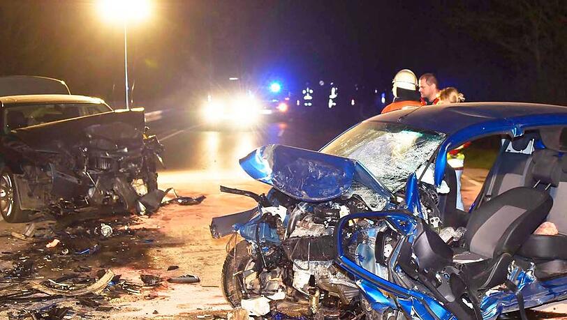 In diesem Wrack starb bei Neufahrn eine 43 Jahre alte Autofahrerin. In diesem Wrack starb bei Neufahrn eine 43 Jahre alte Autofahrerin.