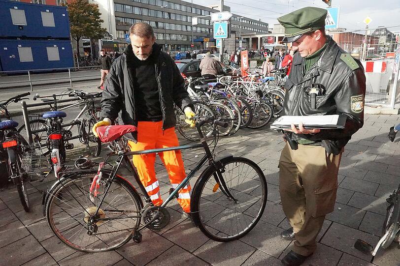 Schrotträder-Beseitigung am Hauptbahnhof. Ab Montag wird ausgemistet.