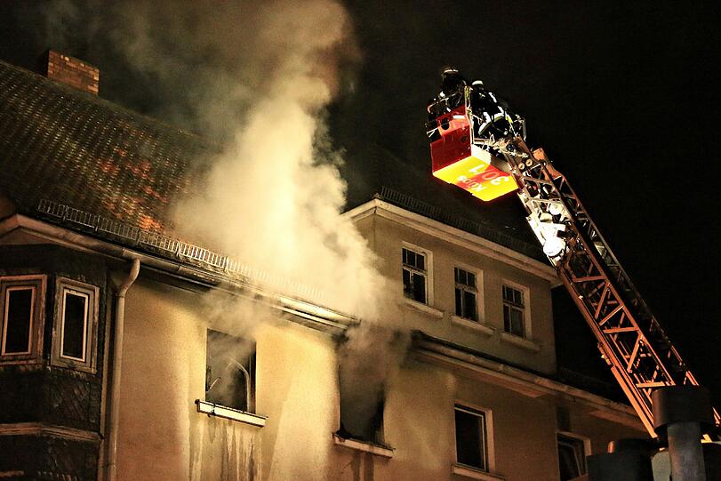 Ein Mann in Küps hat mit einer Zigarette seine Wohnung in Brand gesetzt - die Bilder vom Feuerwehreinsatz.