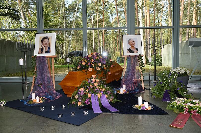 Der Sarg von Hendrikje Fitz war mit Blumen geschmückt. Daneben wurden zwei Portraits der beliebten Schauspielerin aufgestellt.