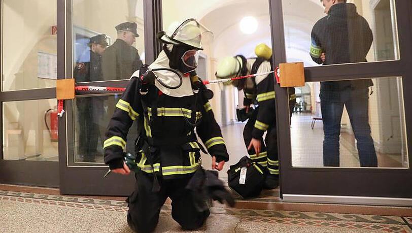 Feuerwehrleute mit Atemschutz verlassen in Hamburg nach einer Überprüfung den abgesperrten Bereich im Ziviljustizgebäude. Feuerwehrleute mit Atemschutz verlassen in Hamburg nach einer Überprüfung den abgesperrten Bereich im Ziviljustizgebäude.