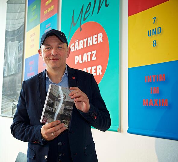 Josef E. Köpplinger mit dem neuen Saisonprogramm.