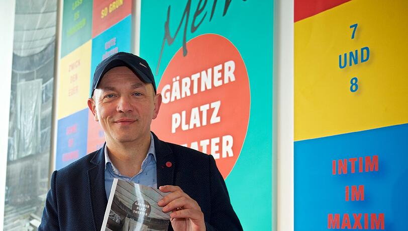 Josef E. Köpplinger mit dem neuen Saisonprogramm. Josef E. Köpplinger mit dem neuen Saisonprogramm.