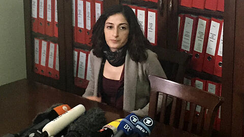 Die deutsche Journalistin Mesale Tolu sitzt nach ihrer Entlassung aus einer Polizeistation in Istanbul in der Kanzlei ihrer Anwältin. Tolu ist aus der Untersuchungshaft in der Türkei entlassen worden.