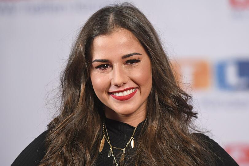 "Sarah Lombardi hat einen neuen Freund, eine neue Single und startete nach der Trennung von Pietro in ein neues Leben. Sie hat definitiv viel zu erzählen und die Leute interessieren sich für ihr Privatleben", so Dominik Bruntner.