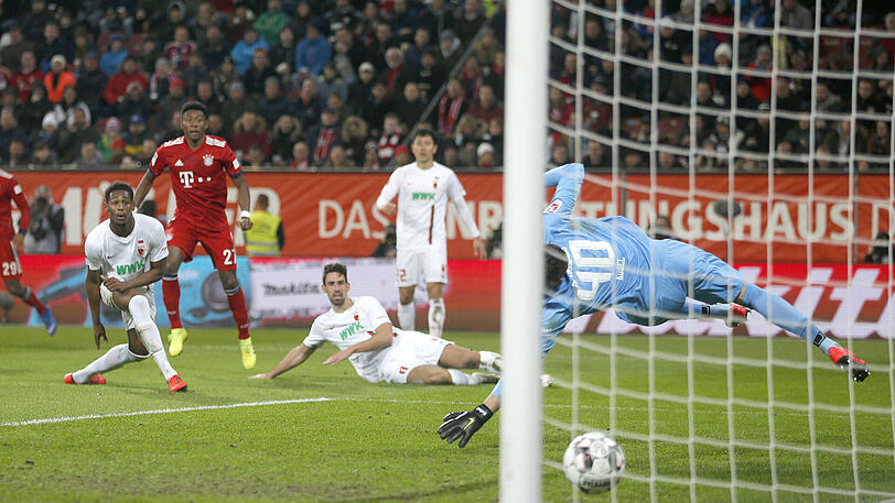 Der erlösende Siegtreffer: David Alaba (M.) trifft für die Bayern, die in Augsburg zweimal zurücklagen, zum 3:2.