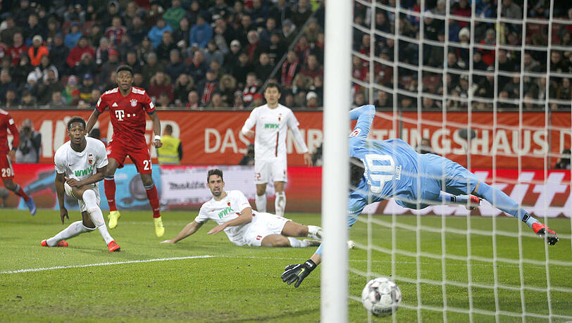 Der erlösende Siegtreffer: David Alaba (M.) trifft für die Bayern, die in Augsburg zweimal zurücklagen, zum 3:2.