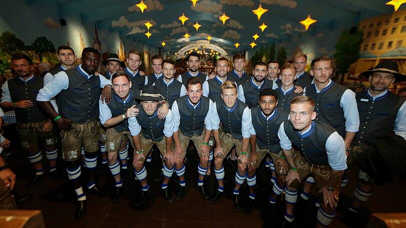 Fesche Löwen: Die Mannschaft des TSV 1860 beim Wiesn-Besuch unter dem "Himmel der Bayern".