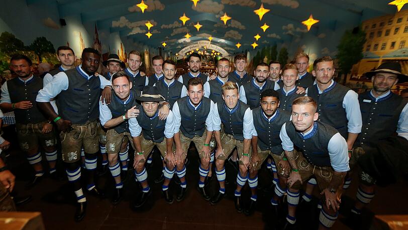Fesche Löwen: Die Mannschaft des TSV 1860 beim Wiesn-Besuch unter dem "Himmel der Bayern". Fesche Löwen: Die Mannschaft des TSV 1860 beim Wiesn-Besuch unter dem "Himmel der Bayern".