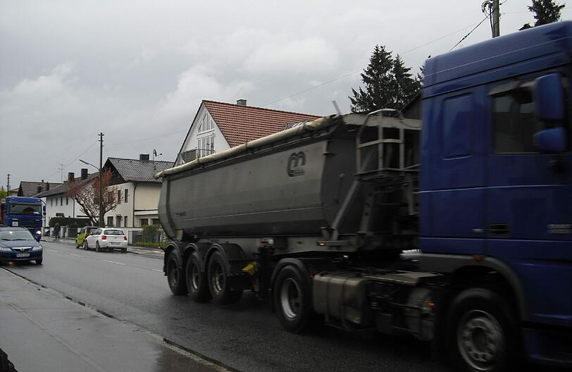 Stau und Lärm: Durch einen Neubau ist die Altostraße in Aubing verengt worden. Doch hier müssen täglich Kieslaster aus dem neuen Stadtteil Freiham durch.