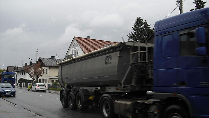 Stau und Lärm: Durch einen Neubau ist die Altostraße in Aubing verengt worden. Doch hier müssen täglich Kieslaster aus dem neuen Stadtteil Freiham durch. Stau und Lärm: Durch einen Neubau ist die Altostraße in Aubing verengt worden. Doch hier müssen täglich Kieslaster aus dem neuen Stadtteil Freiham durch.