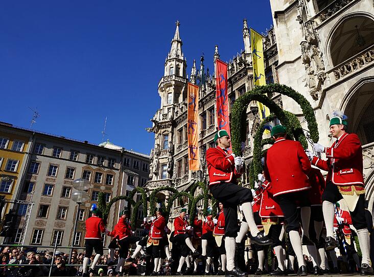 Laube, Kreuz, Schlange und Krone - das sind nur einige der Formationen, die die Schäffler auf Lager haben. Hier die Bilder vom traditionellen Tanz am Marienplatz vor Oberbürgermeister Dieter Reiter und später am Wittelsbacherplatz.