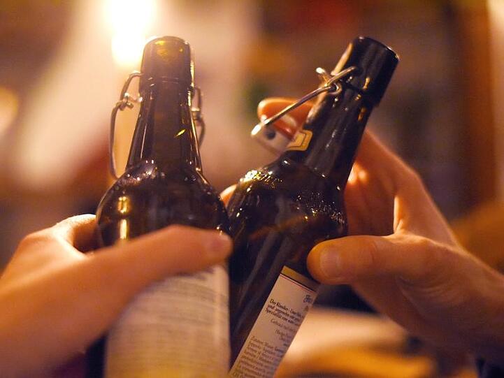 In einer Schwabinger Bar hat ein 34-Jähriger eine Frau am Sonntag mehrfach belästigt. (Symbolbild)