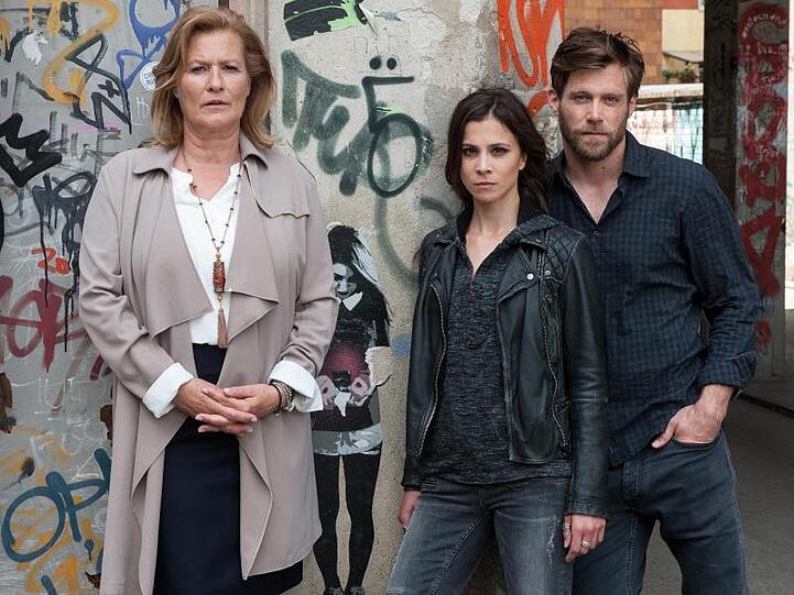 Hannah (Susanne von Borsody, l-r), Aylin (Aylin Tezel) und Jan (Ken Duken) in einer Szene des ARD-Degeto-Thrillers "Die Informantin".