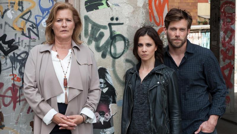 Hannah (Susanne von Borsody, l-r), Aylin (Aylin Tezel) und Jan (Ken Duken) in einer Szene des ARD-Degeto-Thrillers "Die Informantin". Hannah (Susanne von Borsody, l-r), Aylin (Aylin Tezel) und Jan (Ken Duken) in einer Szene des ARD-Degeto-Thrillers "Die Informantin".