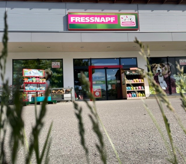 Fressnapf in Aschheim bietet Ihnen eine sehr gute Auswahl an Artikeln rund um Ihren vierbeinigen, geschuppten oder gefiederten Liebling. Mit ausreichend Parkmöglichkeiten in direktem Umfeld zu einem großen Drogeriemarkt so wie zu mehreren Lebensmitteldiscountern und Fachmärkten finden Sie alles was sie für ein harmonisches Zusammenleben mit Ihrem Haustier benötigen. Eine große Auswahl an Liegeplätzen und Spielzeugen runden das große Sortiment ab. Unsere freundlichen Mitarbeiter die ein entsprechendes umfangreiches Wissen über die Produkte haben beraten Sie gerne.