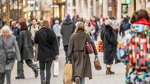 Einkaufsbummel in der Sendlinger Straße, Shopping an einem Montagnachmittag im November 2024: eigentlich die deutlich entspanntere Art einzukaufen, im Vergleich zur Kaufingerstraße. Doch für die Geschäftsleute ist die niedrige Passantenfrequenz ein großes Problem. Foto: imago