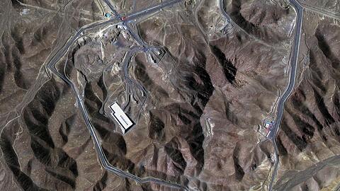 Auf Satellitenaufnahmen sind oberhalb der Atomanlage Fordo die Einschlagslöcher der US-Bomben zu erkennen.