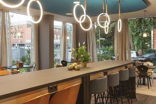 Der offene Bereich kombiniert Lounge, Bar und Co-Working-Zonen mit WLAN und Steckdosen Der offene Bereich kombiniert Lounge, Bar und Co-Working-Zonen mit WLAN und Steckdosen