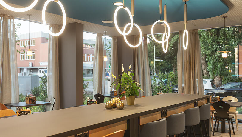 Der offene Bereich kombiniert Lounge, Bar und Co-Working-Zonen mit WLAN und Steckdosen Der offene Bereich kombiniert Lounge, Bar und Co-Working-Zonen mit WLAN und Steckdosen