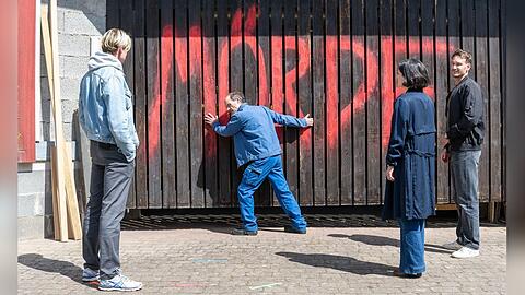 "Tatort: Das B&ouml;se in dir": Adam Sch&uuml;rk (Daniel Str&auml;&szlig;er, l.), Esther Baumann (Brigitte Urhausen) und Leo H&ouml;lzer (Vladimir Burlakov, r.) befragen Michel Louis (Gerhard Liebmann). Er zeigt den Ermittlern die Schmiererei an seinem Tor.