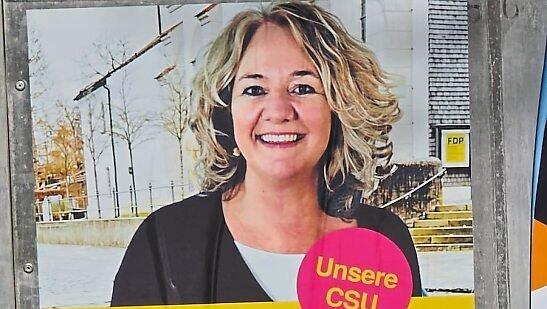 Ein Wahlplakat von Claudia Schmidt-Utzmann in Oberhaching.