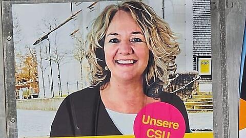 Ein Wahlplakat von Claudia Schmidt-Utzmann in Oberhaching.