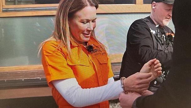 Tina Babbel werden nach der misslungenen Flucht die Handschellen angelegt.