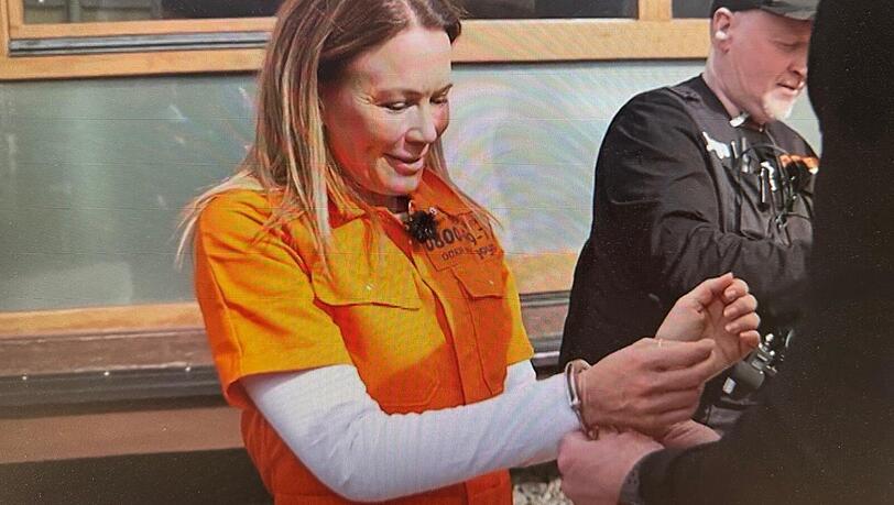 Tina Babbel werden nach der misslungenen Flucht die Handschellen angelegt.